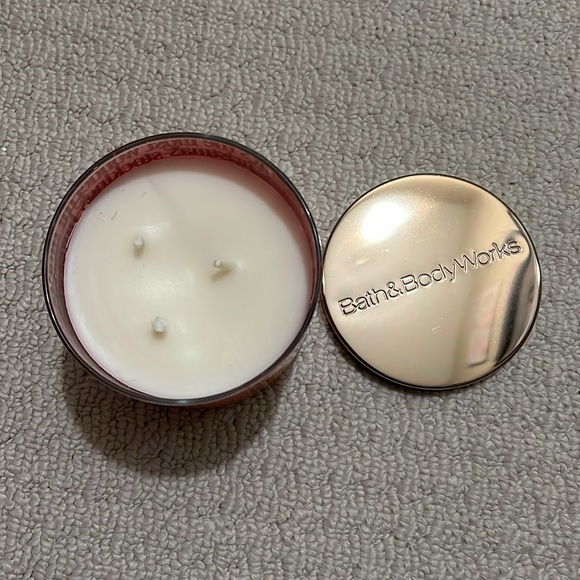 NWT- 2 piece set- 3 Wick Candle and 24 HR Moisture Ultimate Hydration Body Cream - Picture 5 of 7